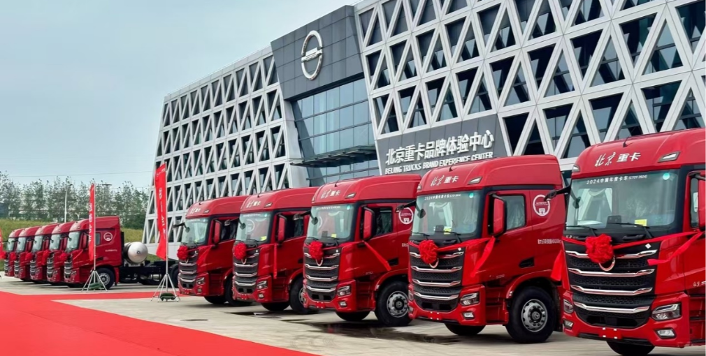 為物流運(yùn)輸提速降本，北京重卡首批車輛交付紜毅運(yùn)輸