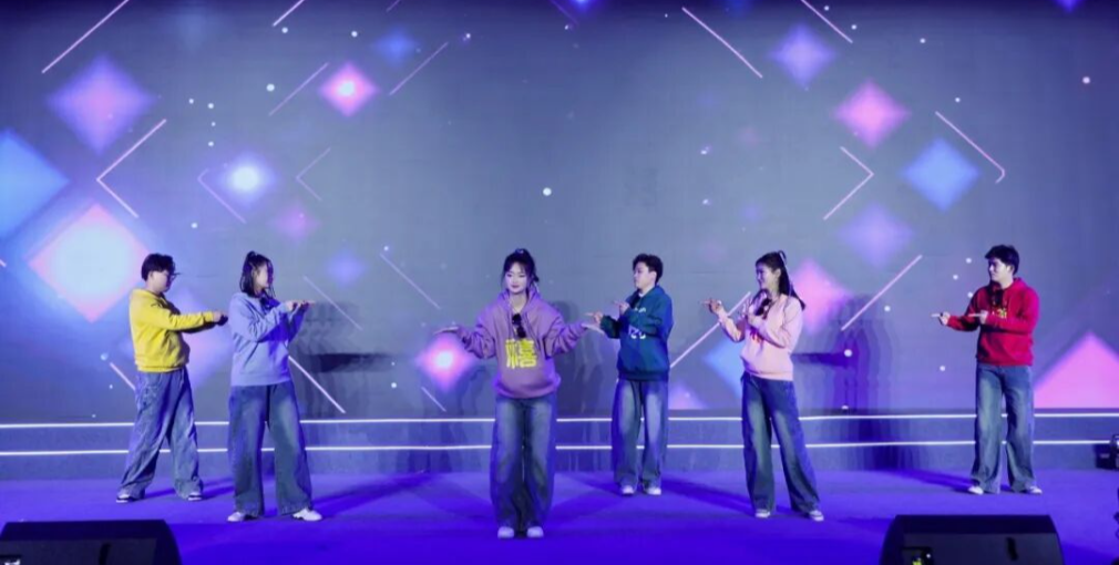 70萬(wàn)圍觀！一場(chǎng)文化盛宴，看北汽重卡躍升新姿態(tài)！